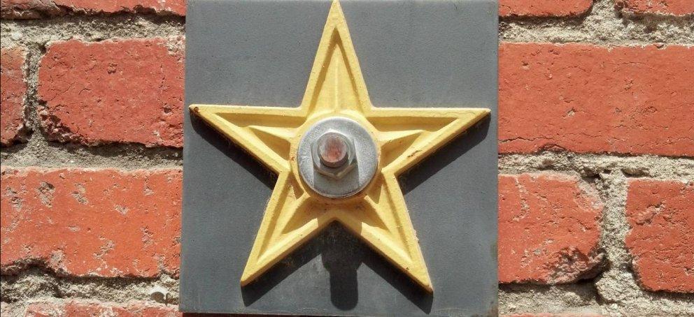 Barnstar on brick wall